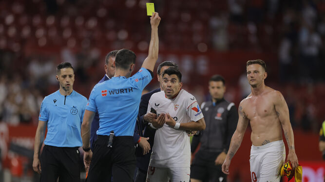 Muñiz Ruiz le muestra la tarjeta amarilla a Acuña por protestar al final del partido.