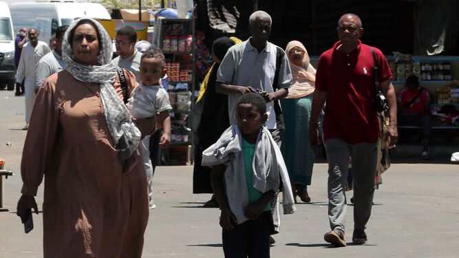 Sudaneses huyendo de Jartum.