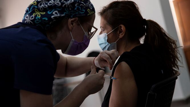 Una enfermera administra una vacuna contra el Covid-19.