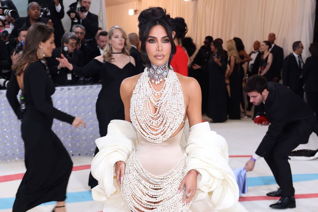 Kim Kardashian, exuberante de perlas en su propuesta de la MET Gala