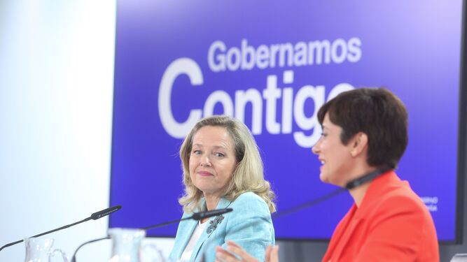 La vicepresidenta primera y ministra de Asuntos Económicos y Transformación Digital, Nadia Calviño (i) y la ministra Portavoz y de Política Territorial, Isabel Rodríguez (d), durante una rueda de prensa posterior a la reunión del Consejo de Ministros en el Palacio de La Moncloa, a 3 de mayo de 2023, en Madrid.