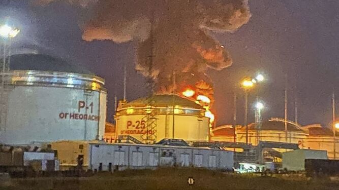 Una foto proporcionada por el servicio de prensa del gobernador de la región de Krasnodar muestra un tanque con productos derivados del petróleo en llamas en el recinto del JSC Tamanneftegaz en Volna, en la región rusa de Krasnodar.