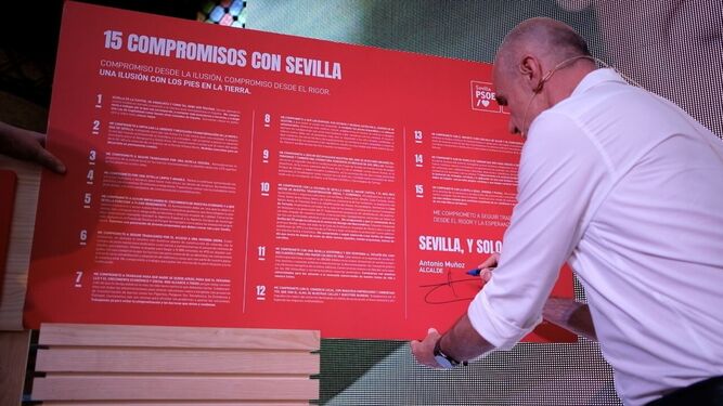 Antonio Muñoz adquiere y firma 15 grandes compromisos con la ciudad de Sevilla