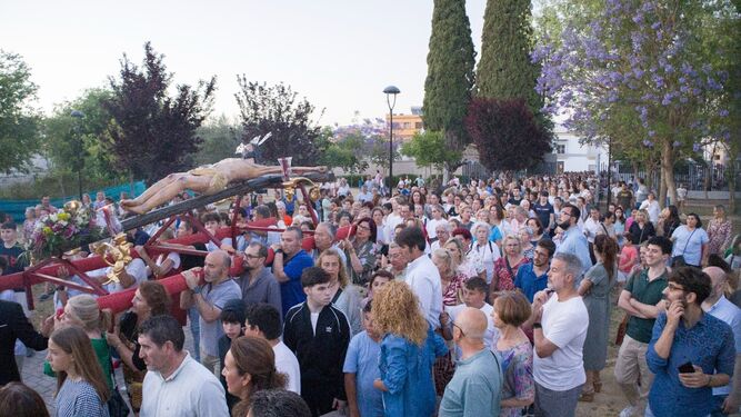 Una multitud acompaña al Cristo de la Estrella a su llegada al Parque de San Sebastián.