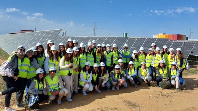 En la planta solar de Torrepalma (Alcalá de Guadaira) los alumnos han conocido detalles de la producción de energía solar.