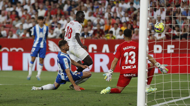 Gueye golpea el balón para marcar el gol del triunfo sevillista.