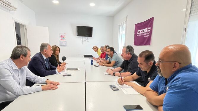 El candidato del PP a la Alcaldía de Sevilla, José Luis Sanz, se ha reunido este viernes con el Comité de Empresa de Lipasam