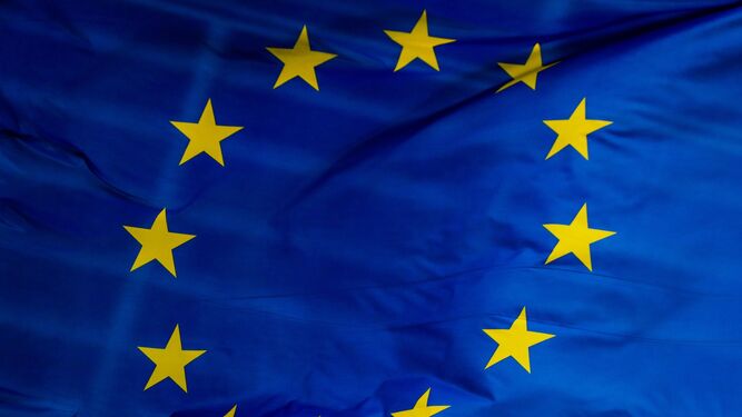 Bandera de la Unión Europea (U) al ondear en Bruselas (Bélgica).