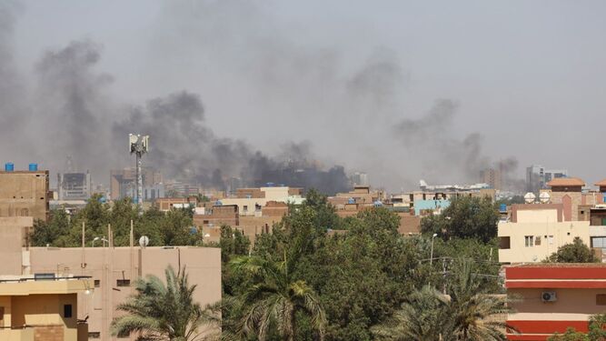 Imagen de archivo de edificios de Jartum alcanzados por el fuego durante los enfrentamientos que mantienen desde el 15 de abril el Ejército sudanés y el poderoso grupo paramilitar Fuerzas de Apoyo Rápido (FAR).