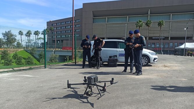 Policías nacionales manejan un dron en las inmediaciones del estadio de la Cartuja.