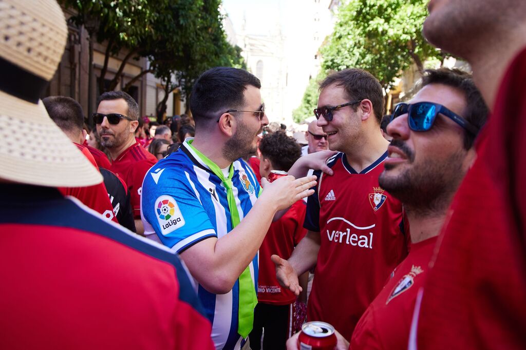 Las fotos de aficionados de Real Madrid y Osasuna el d&iacute;a de la final de Copa en Sevilla