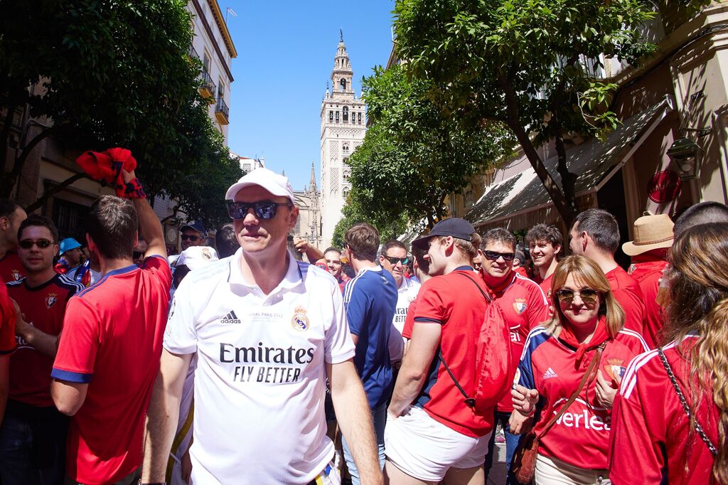 Las fotos de aficionados de Real Madrid y Osasuna el d&iacute;a de la final de Copa en Sevilla