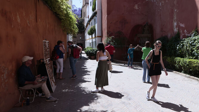 Turistas se hacen fotos en uno de los espacios más reconocidos del barrio de Santa Cruz.