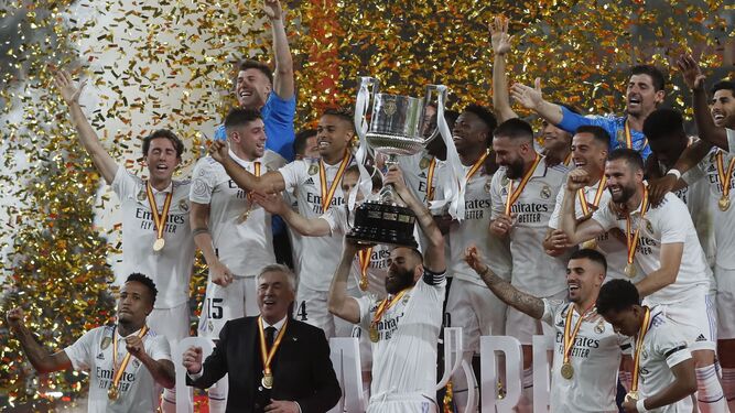 El Real Madrid celebra el triunfo contra el Osasuna en la última final de la Copa del Rey.