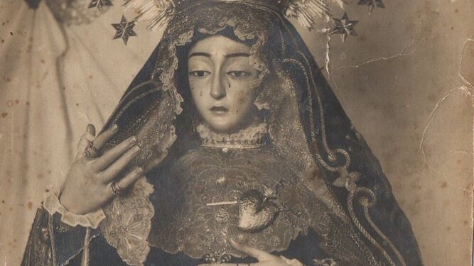 Fotografía antigua de la Soledad de Cantillana con sus manos primitivas.