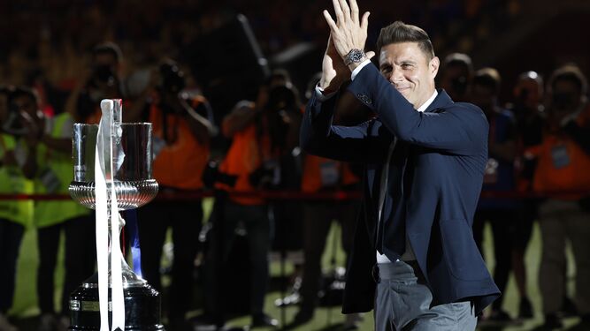 Joaquín agradece a los aficionados de la final de Copa la ovación recibida.