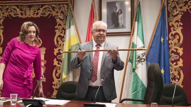 Francisco Molina sostiene el bastón de mando tras ser investido alcalde en junio de 2019.