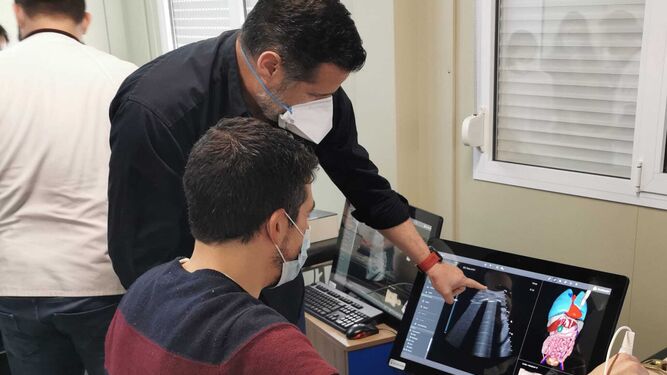 El doctor Alberto Oviedo tutorizando el aprendizaje de la formación en ecografía clínica mediante simulador.