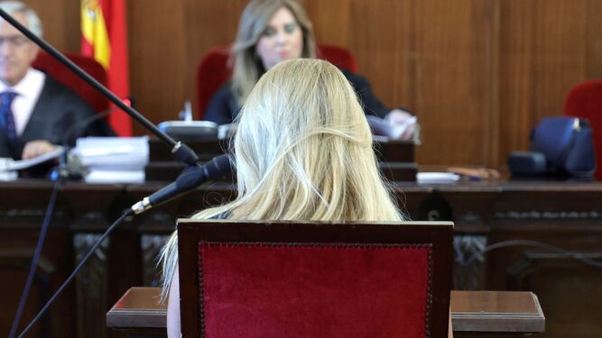 Joyce G.S. (de espaldas), durante el juicio celebrado en abril en la Audiencia de Sevilla.