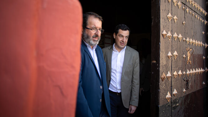 Juan Ávila, alcalde de Carmona y candidato a la reelección por el PP, junto a Juanma Moreno.
