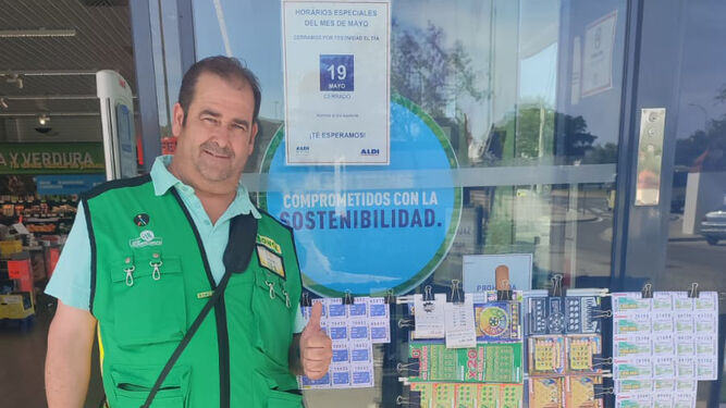 Jesús Alfonso González, vendedor de la ONCE que ha repartido en Carmona más de un millón.