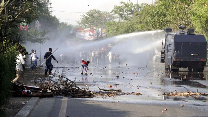La Policía de Pakistán utiliza cañones de agua contra personas que se manifiestan contra la detención del ex primer ministro Imran Jan.