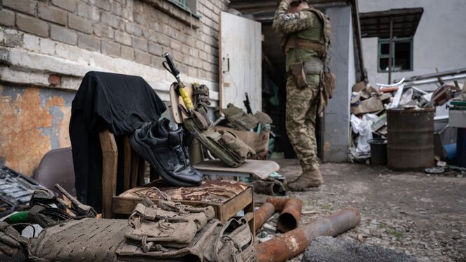 Un soldado ucraniano se prepara en la región de Donetsk.