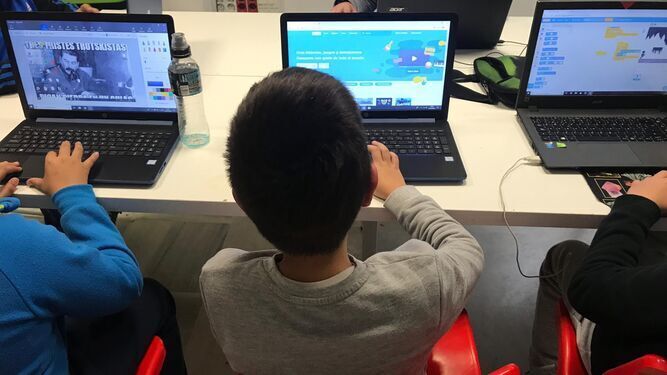 Niños, usando el ordenador