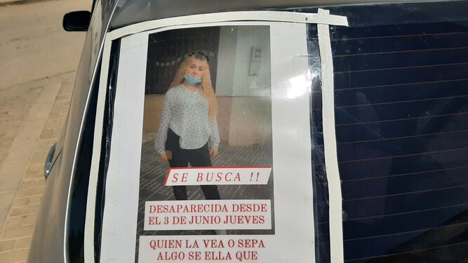 La foto de Rocío, en un cartel sobre un coche tras su desaparición.