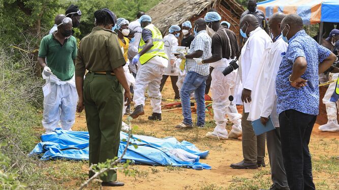 Forenses e investigadores examinan los cadáveres de las fosas donde enterraron en Kilifi (Kenya) a los presuntos miembros de una secta cristiana que ayunaron hasta morir en el sur de Kenia para reunirse con Jesucristo.