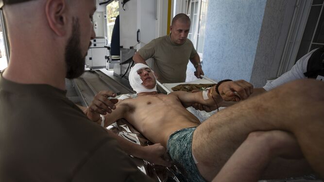 Un hombre herido es llevado al hospital en Sloviansk (Ucrania)
