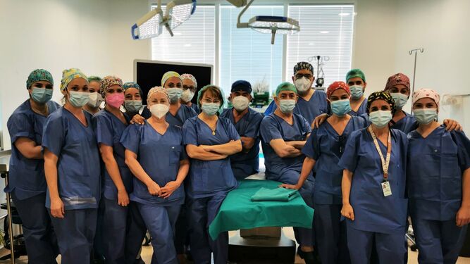 Foto actual de equipo de cirujanos, anestesistas y enfermería de quirófano de la Unidad de CMA en el Hospital El Tomillar, con el doctor Marín en el centro y la jefa de sección de Cirugía y responsable de la Unidad de CMA del Área Hospitalaria de Valme, la doctora Lourdes Gómez Bujedo.