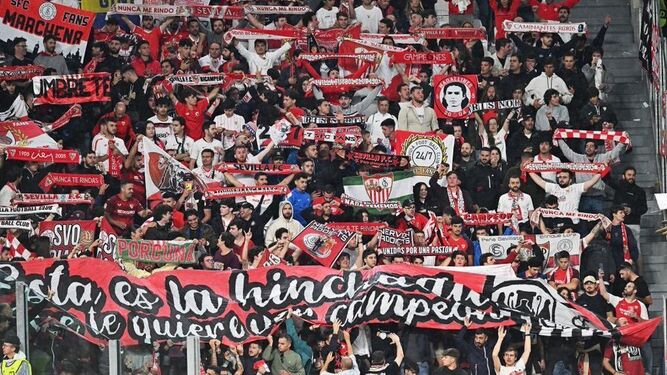 Los aficionados del Sevilla, en el Juventus Stadium.