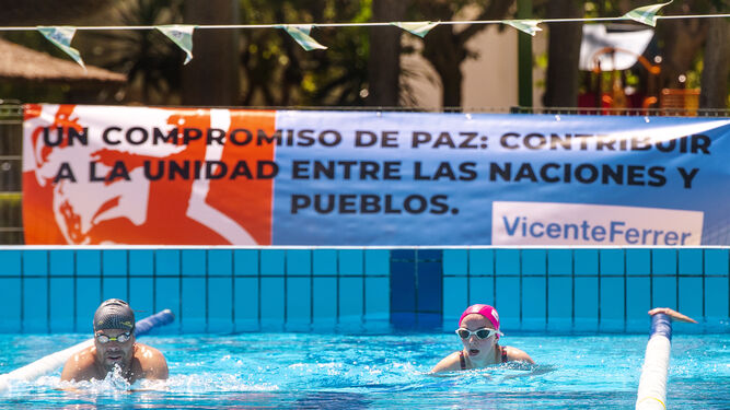 Dos nadadores, en uno de los relevos del evento.