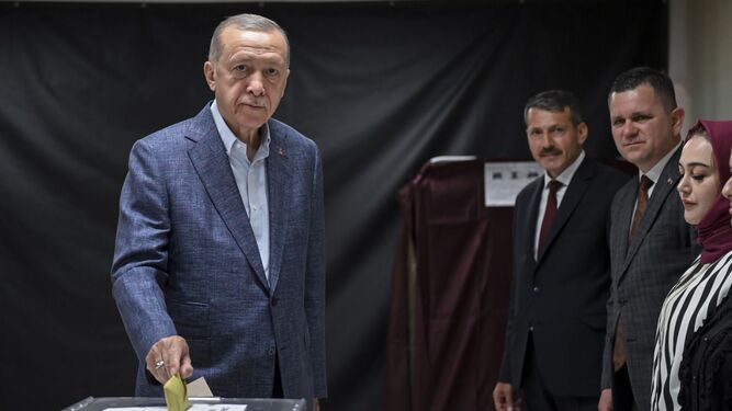 Tayyip Erdogan, en el momento de votar
