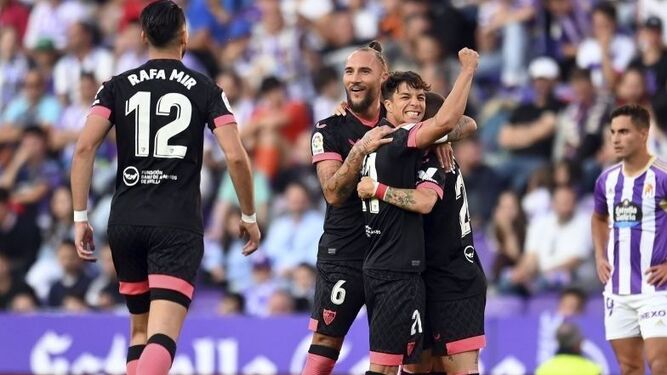 papu Gómez celebra su gol con Óliver Torrez y Gudelj mientras se acerca Rafa Mir.