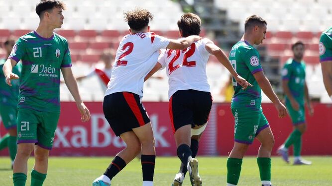 Valentino y Lulo celebran el 1-0, el primero de los tres goles del Sevilla Atlético.