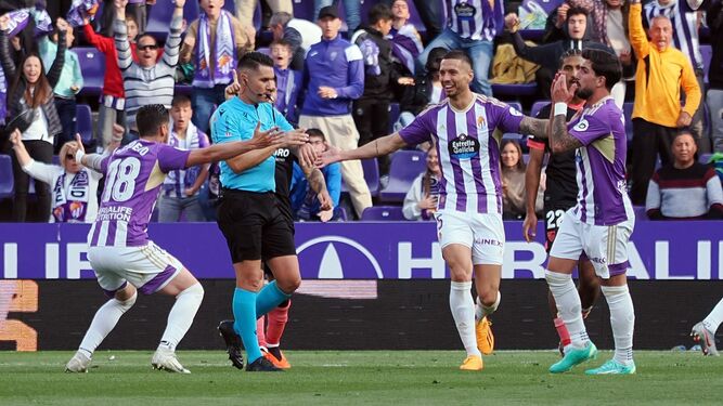 Los jugadores del Valladolid se abalanzan sobre Ortiz Arias al descanso.