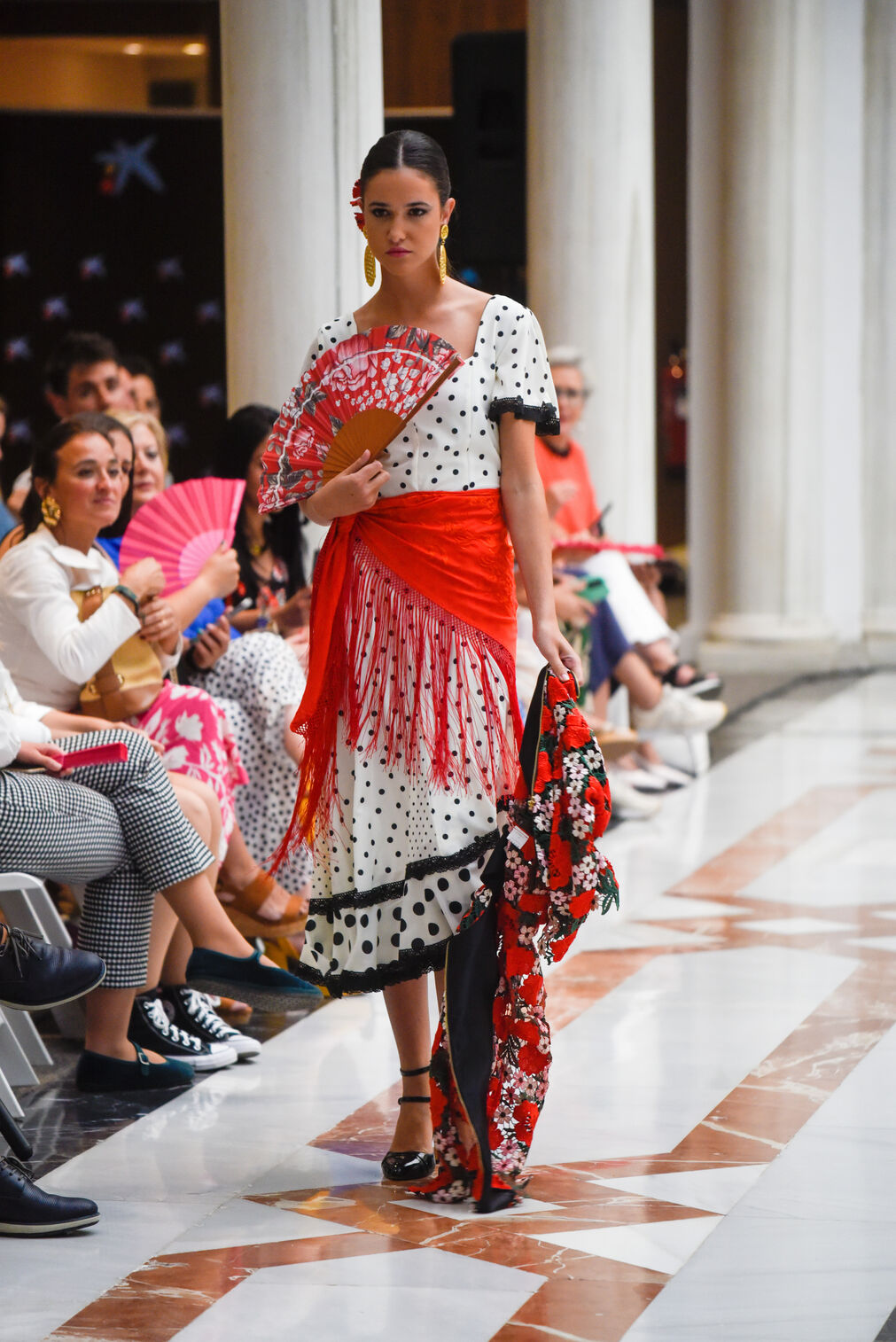 Moda flamenca, novia e invitada en el desfile CaixaBank se viste de moda andaluza