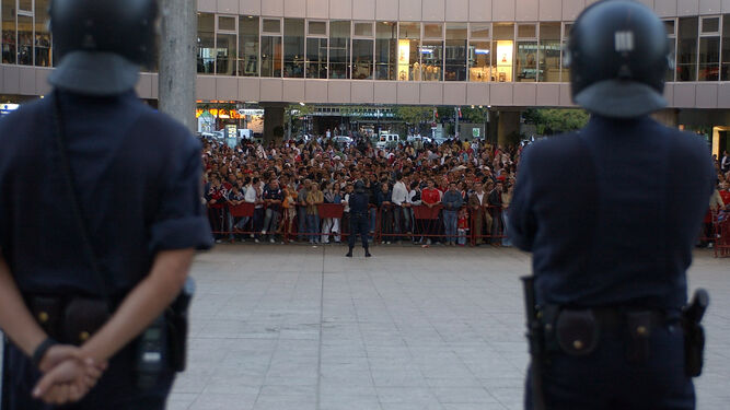 La Policía custodia la llegada del Betis y el Sevilla al Ramón Sánchez-Pizjuán en un derbi reciente.