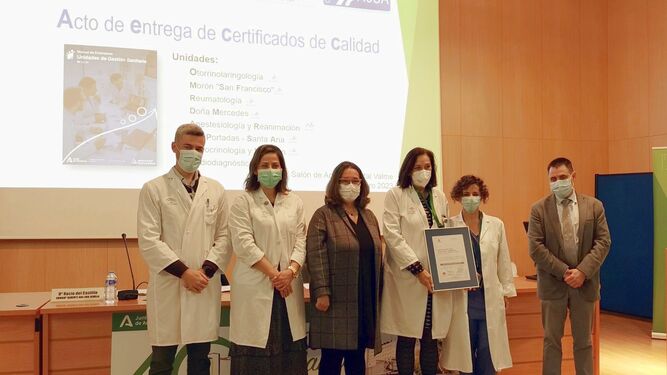 Acto de entrega de la certificación de calidad a la jefa de servicio de Anestesiología, Mercedes Echevarría, y supervisora de enfermería, María León.