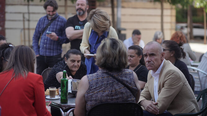 Muñoz conversa con vecinos del Polígono Norte en el velador de un bar.