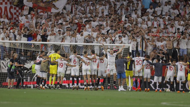 Los futbolistas del Sevilla y la afición del Sánchez-Pizjuán, tras el memorable triunfo sobre el Manchester United.