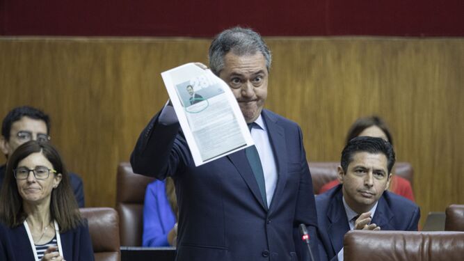 Juan Espadas muestra la carta de Juanma Moreno.