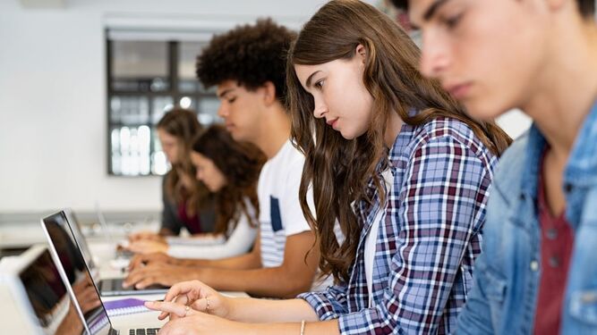 Alumnos usando sus ordenadores personales.