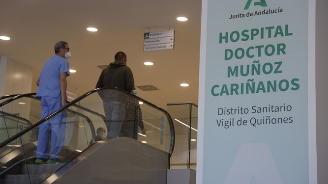 Sanitarios y pacientes en el Hospital Muñoz Cariñanos.