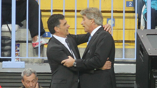 Mendilibar y Pellegrini se saludan antes de un Málaga-Osasuna de 2011.