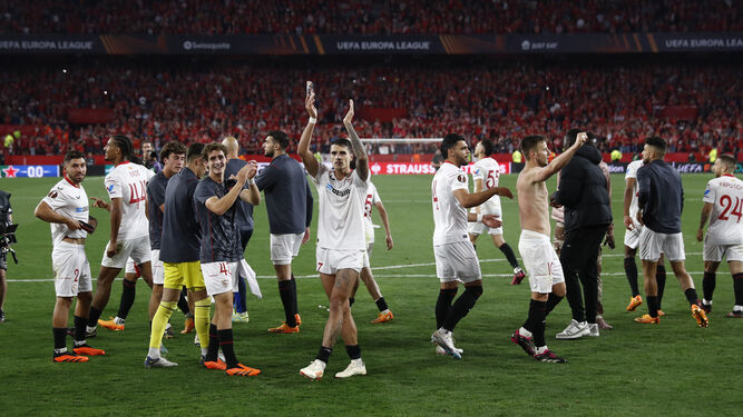 Los futbolistas del Sevilla celebran el triunfo sobre la Juventus.