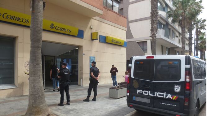 Presencia policial en una oficina de Correos en Melilla.