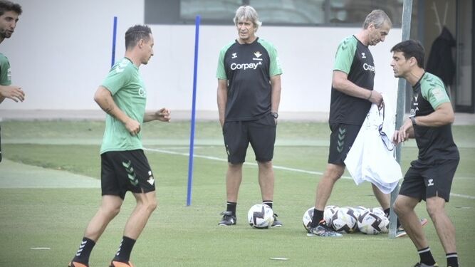 Manuel Pellegrini observa, junto a Rubén Cousillas, el entrenamiento de sus jugadores.